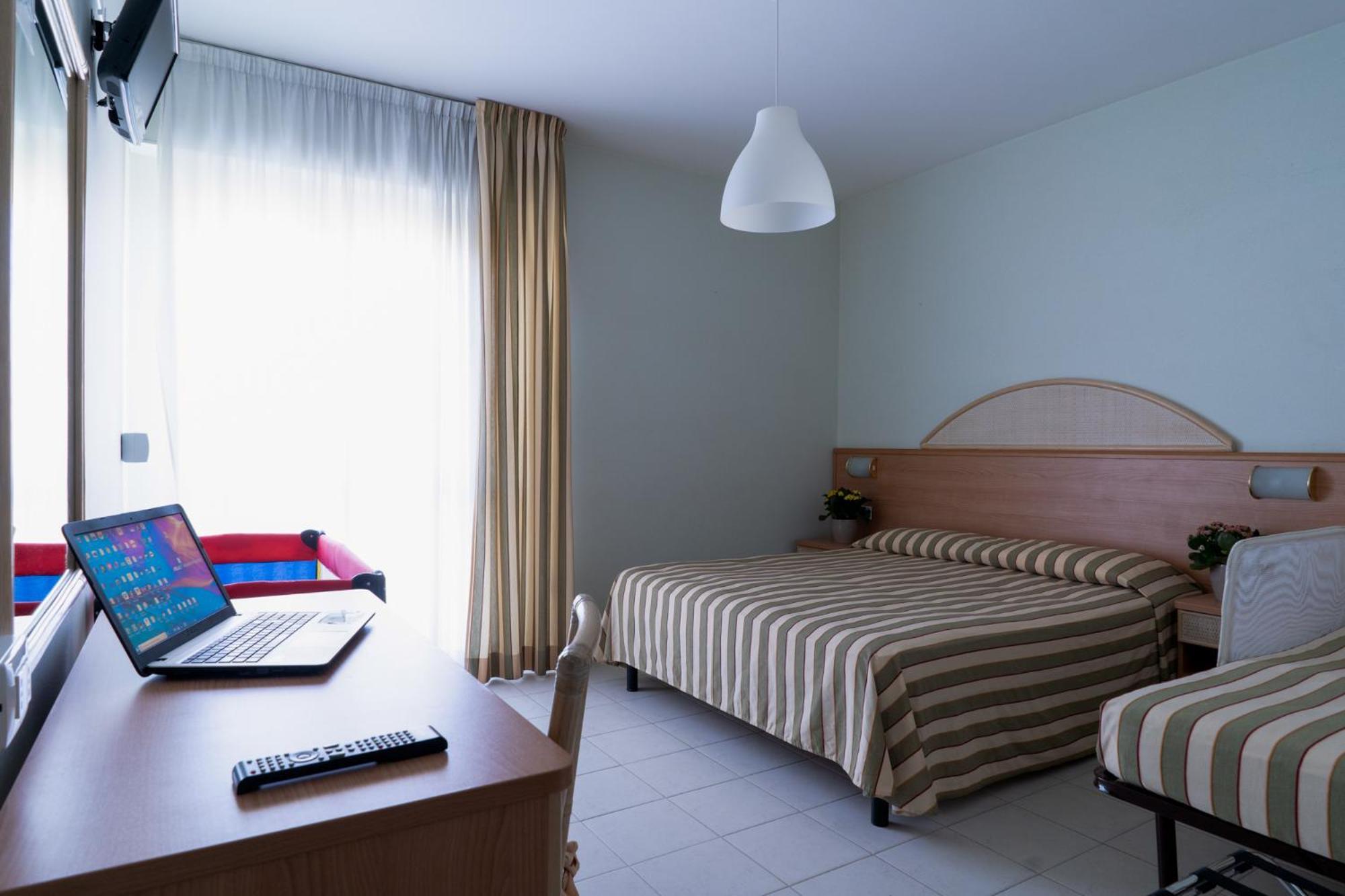 Hotel Jollino Pineto Exterior photo