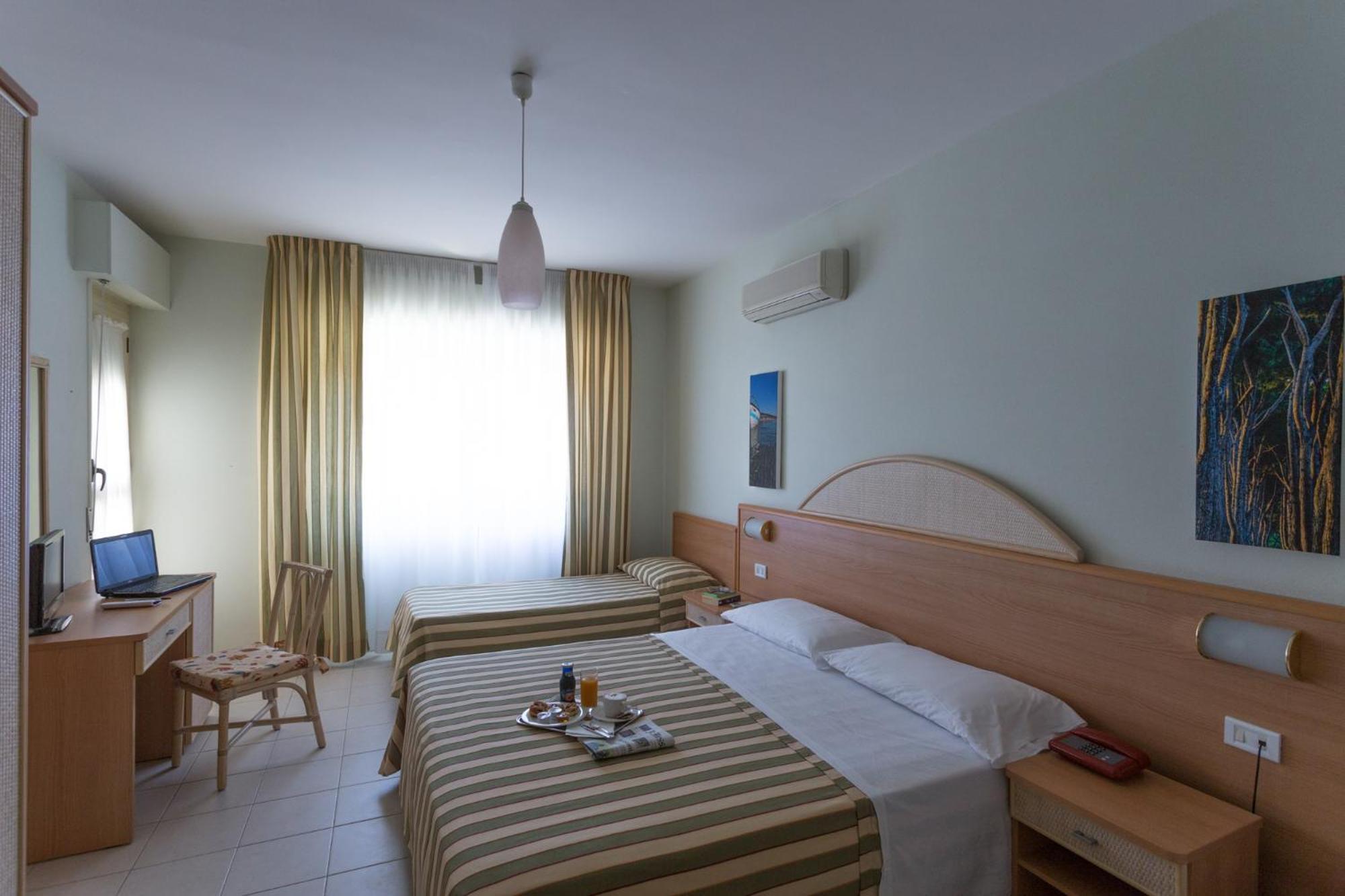 Hotel Jollino Pineto Exterior photo