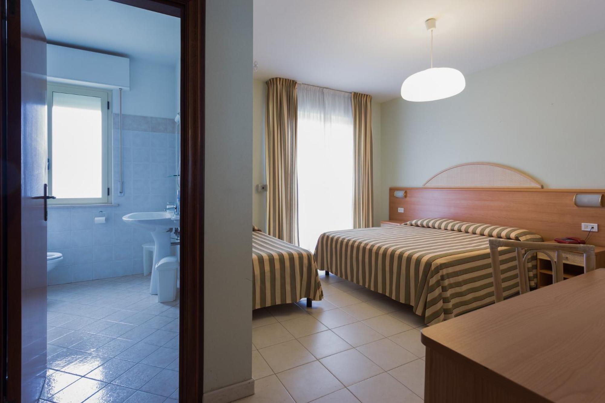 Hotel Jollino Pineto Exterior photo
